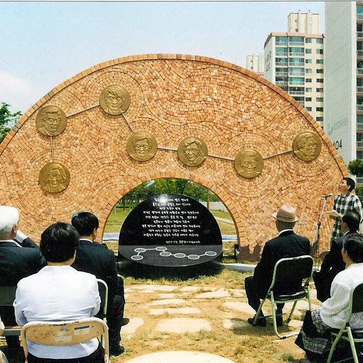 윤한봉 프로필 썸네일